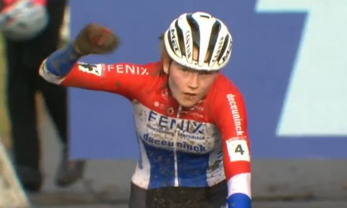 cyclingbe's tweet photo. Puck Pieterse doorbreekt in een loodzwaar Gavere de heerschappij van Fem van Empel, die tweede wordt. Ceylin del Carmen Alvarado is derde
#WBCXGavere #wwbe https://t.co/QxuIHj7wSk