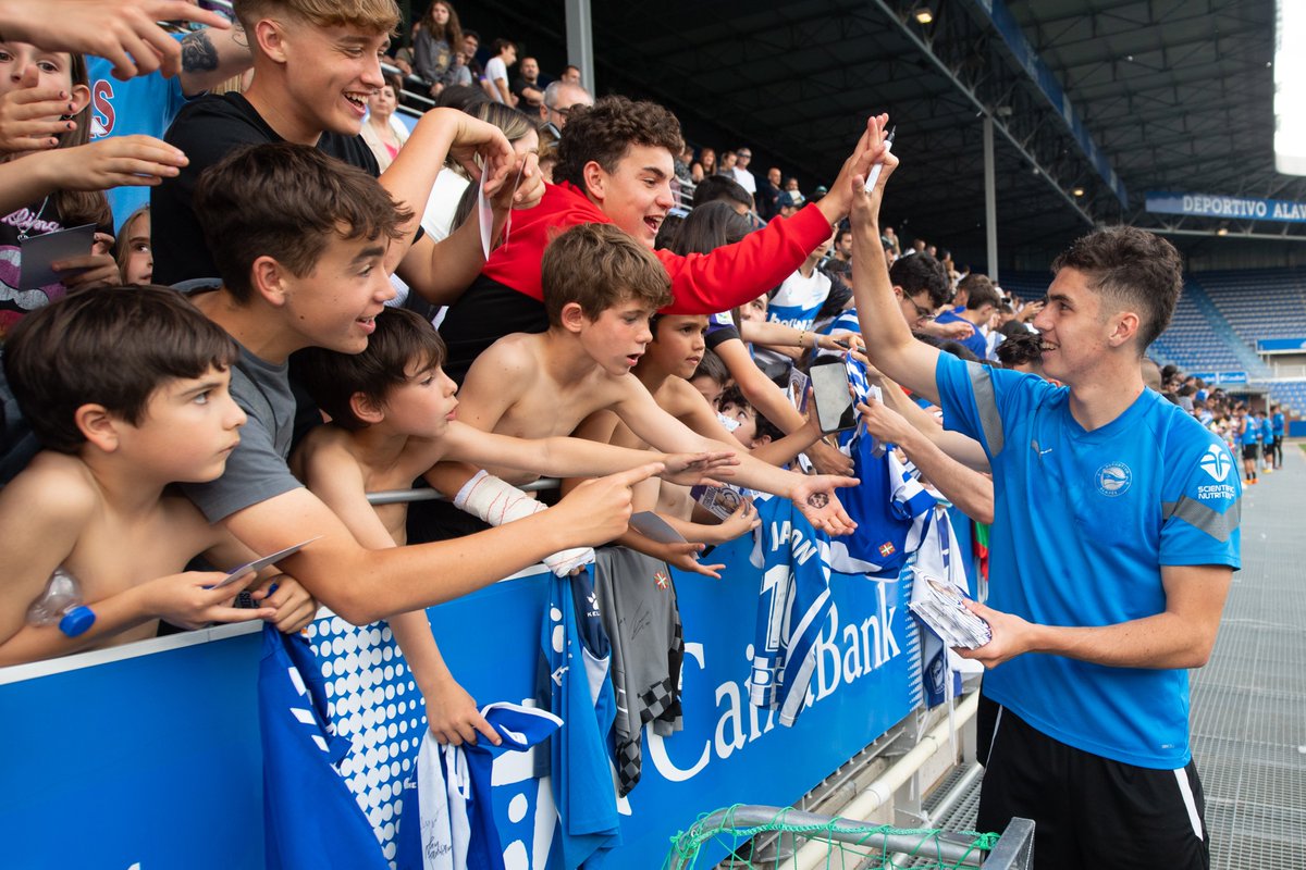 🎅 ¡Nos vemos este viernes 29! 👨‍👩‍👧‍👦✍️ ⌚️ 11:00 horas 🏟️ Mendizorrotza ℹ️ bit.ly/47ac5rV #GoazenGlorioso ⚪️🔵