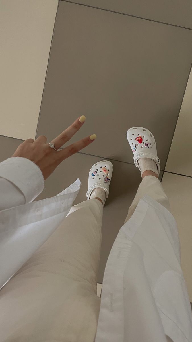 julsstudy's tweet image. nova aqui no study🧸 (interajam cmg pfv
nome: julia
idade: 19y
&amp;gt; segundo ano de cursinho
&amp;gt; vestibulanda de medicina 
&amp;gt; faculdade dos sonhos: usp pinheiros
–––
criei essa conta para me motivar/ajudar com os estudos☄️