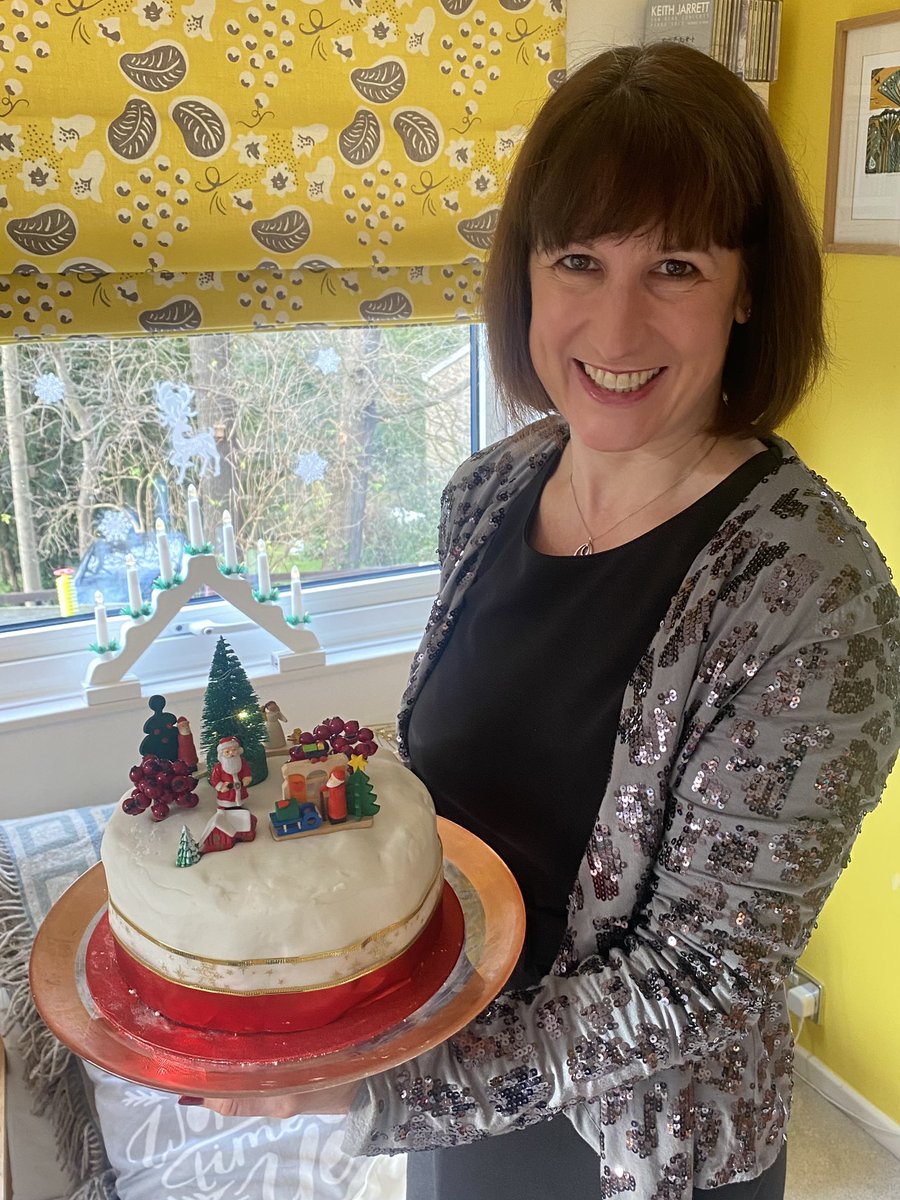 Boxing Day at @RachelReevesMP house. Not entirely sure how she found time to make this fabulous Christmas cake!!