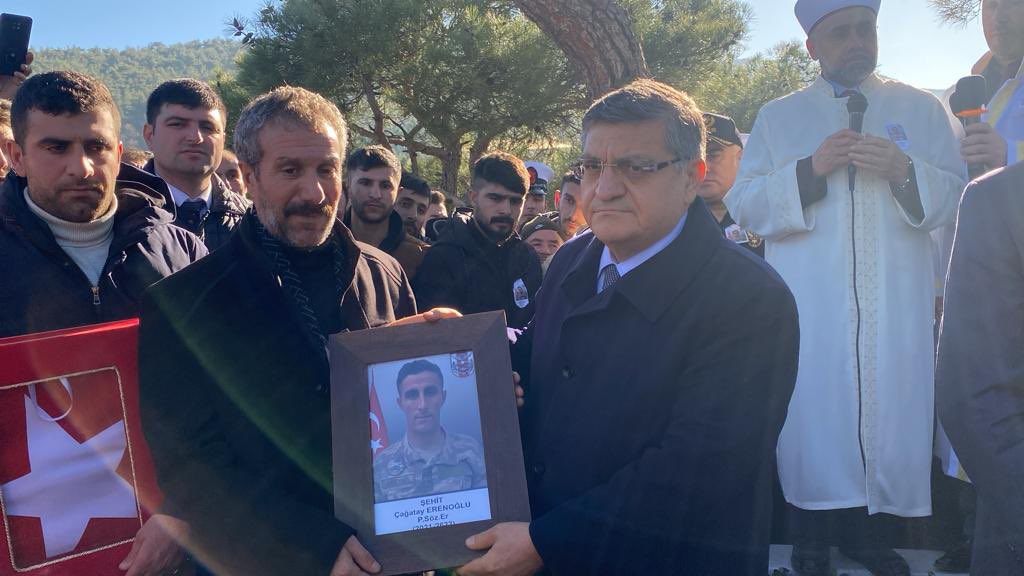 TCSinopValiligi's tweet photo. 🇹🇷ŞANLI BAYRAĞIMIZ, ŞEHİDİMİZİN KIYMETLİ AİLESİNE TAKDİM EDİLDİ

Kahraman şehidimizin son yolculuğuna uğurlanmasının ardından, şehidimizin kıymetli ailesi ve yakınlarına başsağlığı ve sabırlar dileyen Adalet Bakan Yardımcısı Sayın Niyazi Acar ve Valimiz Sayın Dr. Mustafa Özarslan, şehidimizin tabutuna sarılı Türk Bayrağını ve şehidimizin fotoğrafını takdim ettiler. 

🇹🇷 Şehidimizin ruhu şad, mekânı cennet olsun.