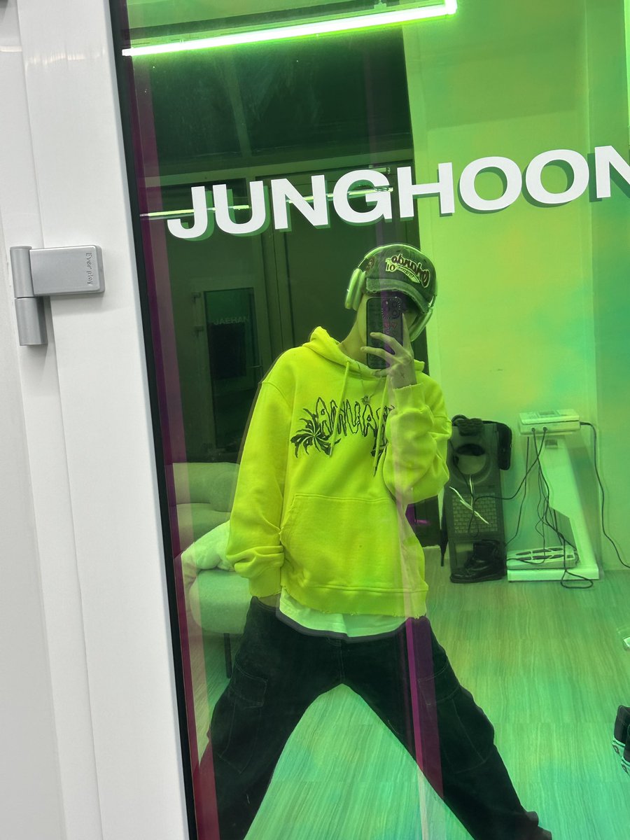 OmegaX_members's tweet photo. [#OX]

출근 !
퇴근 ! 👋🏻

#OMEGA_X #오메가엑스
#정훈 #JUNGHOON https://t.co/udW1hTyQo3