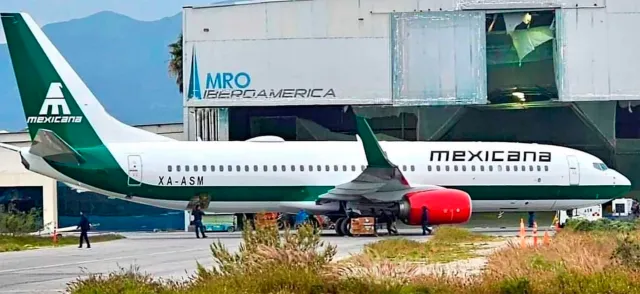 Juan_OrtizMX's tweet photo. La Aerolínea del Bienestar necesitará 7 mil millones de tus impuestos para volar. 

Además, enfrentará turbulencias financieras en sus primeros años.

Y no será rentable hasta 2029. 

La Sedena entregó a El Financiero un documento titulado:

 “Análisis financiero para el inicio de operaciones de la Aerolínea del Estado Mexicano S.A. de C.V.”.

Contiene las proyecciones financieras de #MexicanaDeAviacion.

Costos de Operación... hasta la luna (Tatiana dixit):

Entre 2024 y 2029, la aerolínea militar podría perder unos 2,316 millones de pesos. 

Sí, leíste bien. 

Además, necesitan 5 mil millones solo para arrancar este mes. 

Parece que volar no es tan barato después de todo.

Para su año inaugural, #MexicanaDeAviación necesita más de 7 mil millones de pesos. 

¿La razón? 

Volar si tiene ciencia: desde combustible hasta renta de aviones, y claro, no olvidemos las nóminas.

¿Cómo Gastará Mexicana su Presupuesto?

Bueno, el 39.2% va para el combustible (sí, volar consume mucho), y un 31.04% para la renta de aviones. 

El resto se va en pagar sueldos y otros gastos de vuelo. 

Como ves, mantener una aerolínea en el aire no es nada económico.

¿Y el Equilibrio Financiero?

Hasta 2029, Mexicana de Aviación operará en números rojos. 

Imagínate, perderán unos 829 millones en su primer año y seguirán en pérdidas hasta 2028. 

Recién en 2029 esperan ganancias, pero ojo, rentabilidad solo hasta 2030. 

Un verdadero maratón financiero.