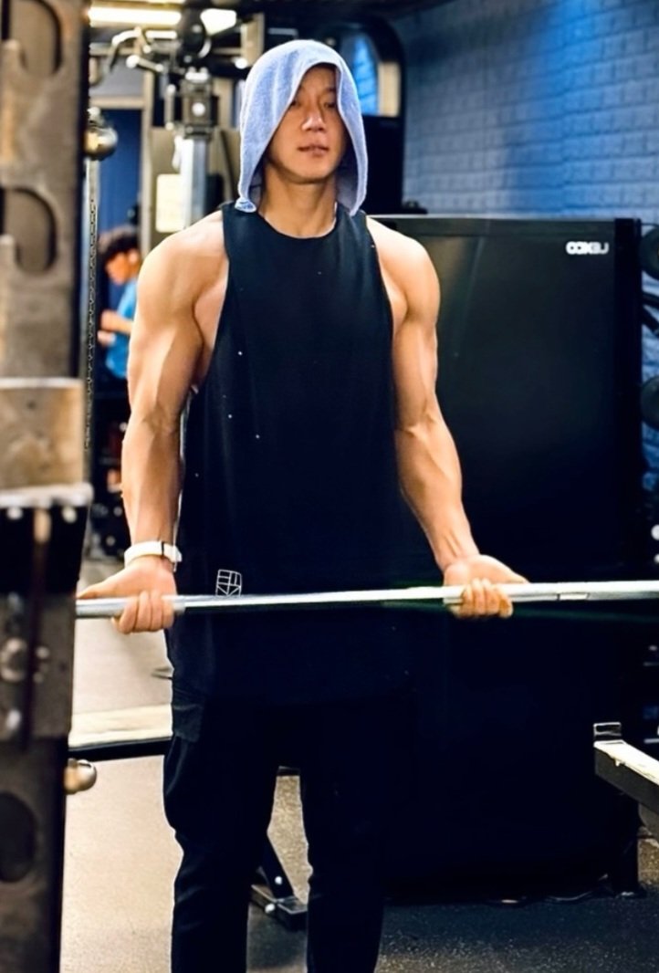 NaiAndri20480's tweet photo. Yesterday lower body, now upper body, what's next?😅
Ku kagum lah sm si oppa ini, bener2 #workoutholic dan senang bgt kl dia share nge gym gini, buat #workoutmotivation ku sendiri juga. https://t.co/D1UD2PAyse