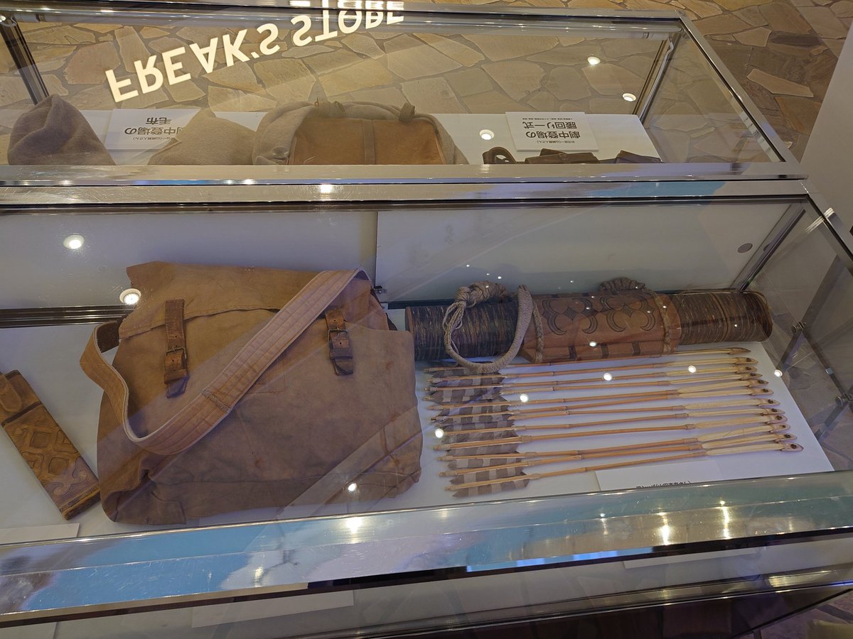 え、あの…ららぽーと横浜でゴールデンカムイのステッカー配布（ららぽーとで3000円以上買い上げの人対象）と展示品やってるんですけど誰か行きましたか…？たまたま用事があって偶然見かけたんだけどまわり誰も見てないしステッカーもめっちゃあったよ…皆行ってきてららぽーと横浜…