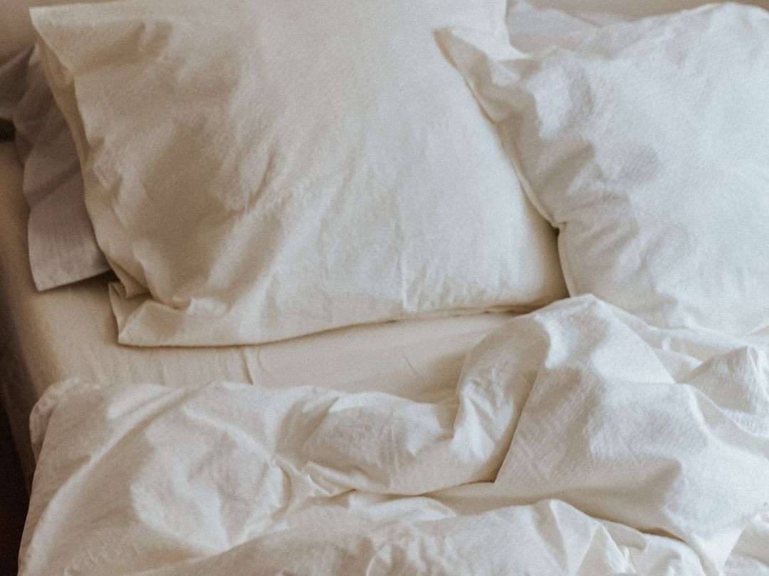 vitabiotics's tweet image. Did you know prioritising sleep will bring numerous benefits to your wellbeing?
Establishing a consistent sleep routine involves going to bed and waking up at the same time each day and creating a calming pre-sleep routine.
(picture via: @crispsheets) #SleepRoutine