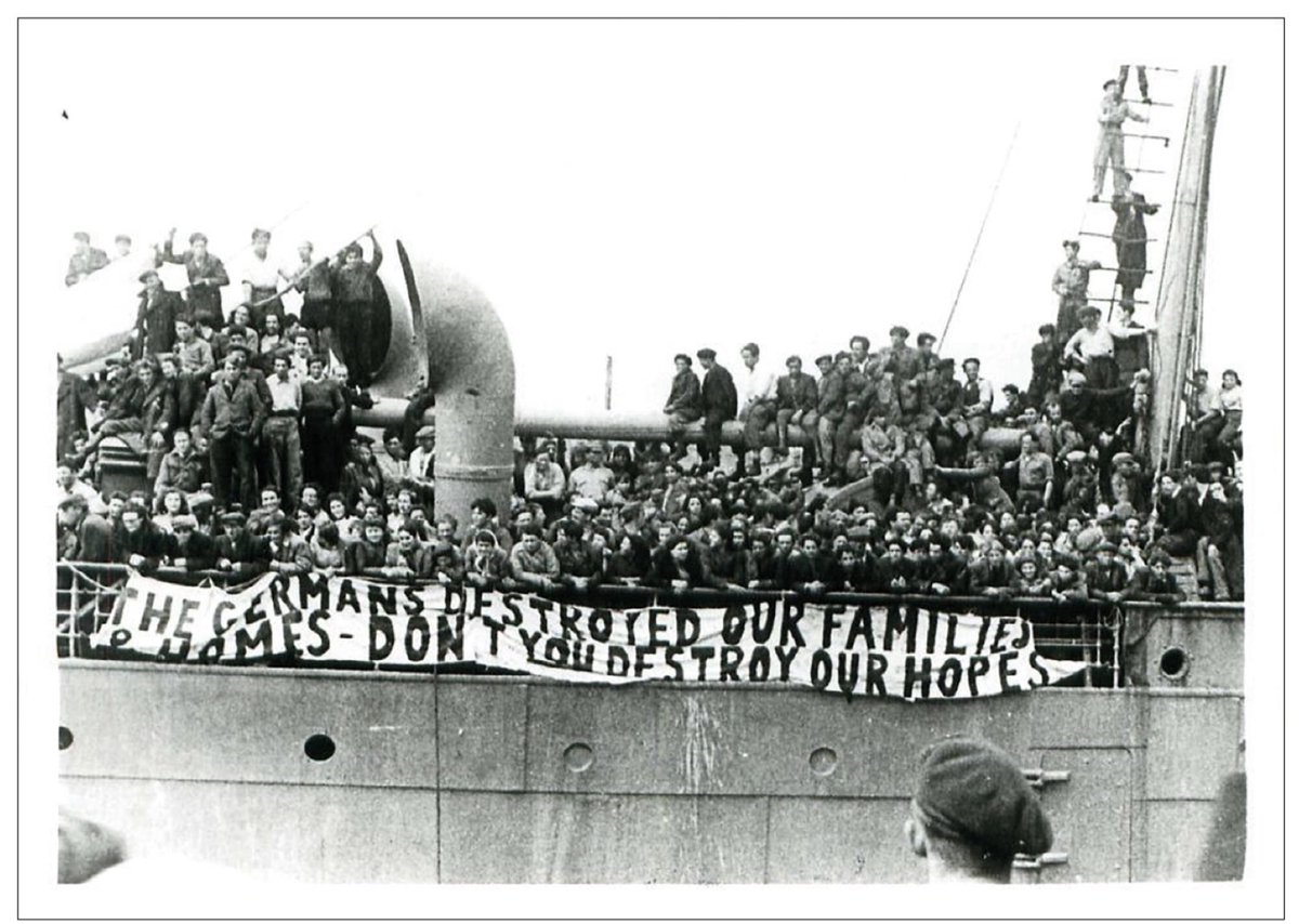 💧1947’de #Filistin’e ulaşan #Yahudiler gemide bu pankartı açmışlardı:
“Almanlar ailelerimizi ve evlerimizi yok etti. Siz de umutlarımızı yok etmeyin.”

💧#İsrail yaşananları çabuk unuttu. Onlarca yıldır Filistinlilerin ailelerini, evlerini yok ediyor. 

💧Umutlar mı? Hedefleri o