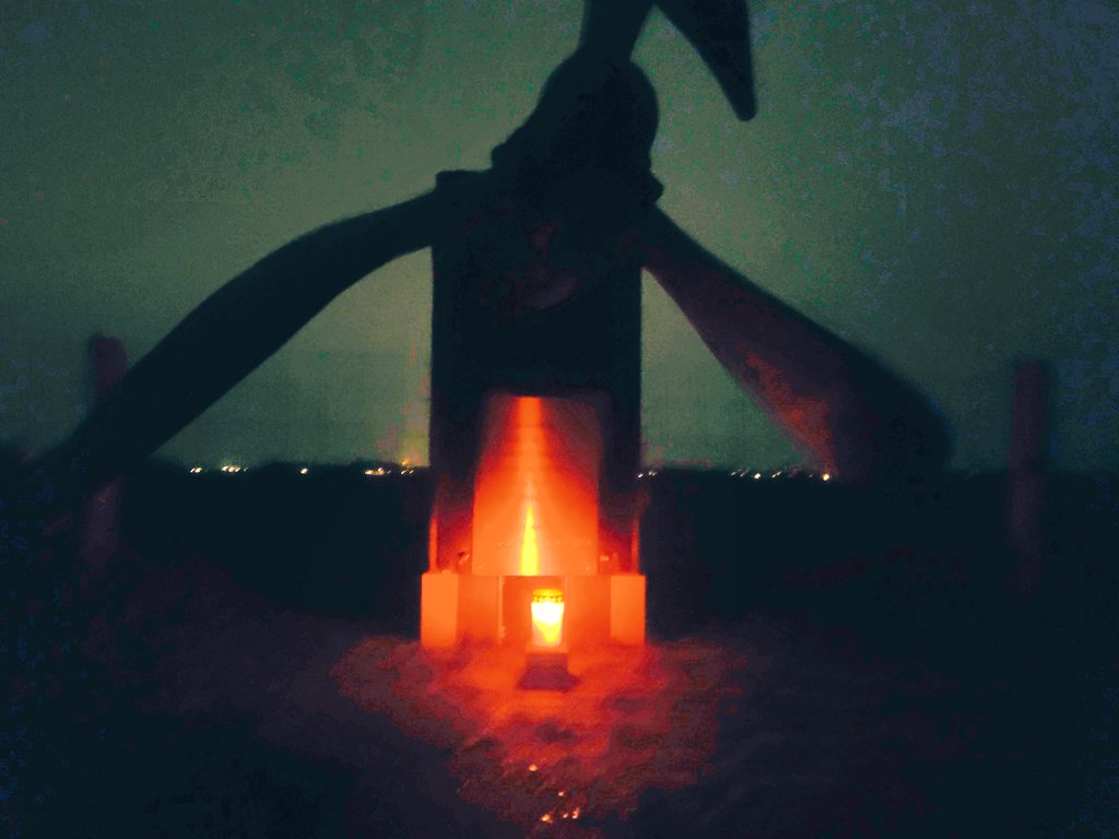 VeteranenTexel's tweet photo. "Lichtjes op de geallieerde graven" Texel. 
Lancaster monument, Lancasterdijk, 500 mtr zuid van het Wagejot. https://t.co/UvcncCvBwJ