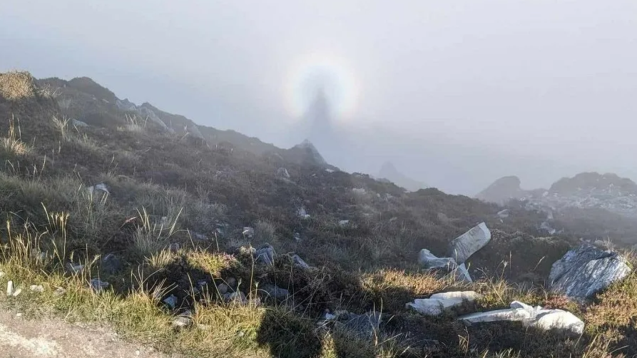 'Spellbinding' Brocken spectre captured on Donegal's Mount Errigal: bbc.in/3tn8r0h