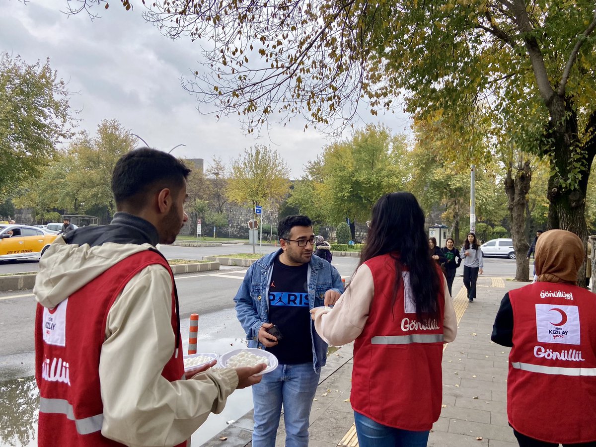 genckizilay21's tweet photo. 📍“Şefkat ve merhamette güneş gibi ol.”🌞
17 Aralık Mevlana Haftası münasebetiyle gönüllülerimizle beraber şehrimizin çeşitli yerlerinde Mevlana şekeri ikram ettik.🌙
#DaimaHazır https://t.co/uNIW8o4oNf