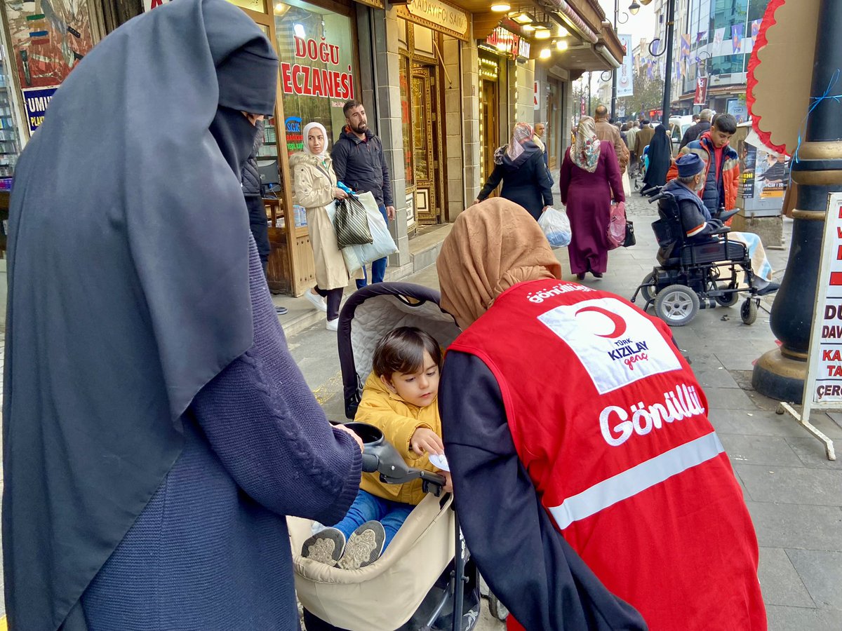 genckizilay21's tweet photo. 📍“Şefkat ve merhamette güneş gibi ol.”🌞
17 Aralık Mevlana Haftası münasebetiyle gönüllülerimizle beraber şehrimizin çeşitli yerlerinde Mevlana şekeri ikram ettik.🌙
#DaimaHazır https://t.co/uNIW8o4oNf