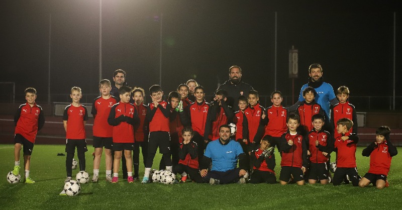 RealSporting's tweet photo. 🧒 👧 ⚽️ Una visita para seguir construyendo hábitos saludables.  

🤝 ¡Gracias, @GasolFoundation!  

@GanarSirviendo 
#MareaRojiblanca