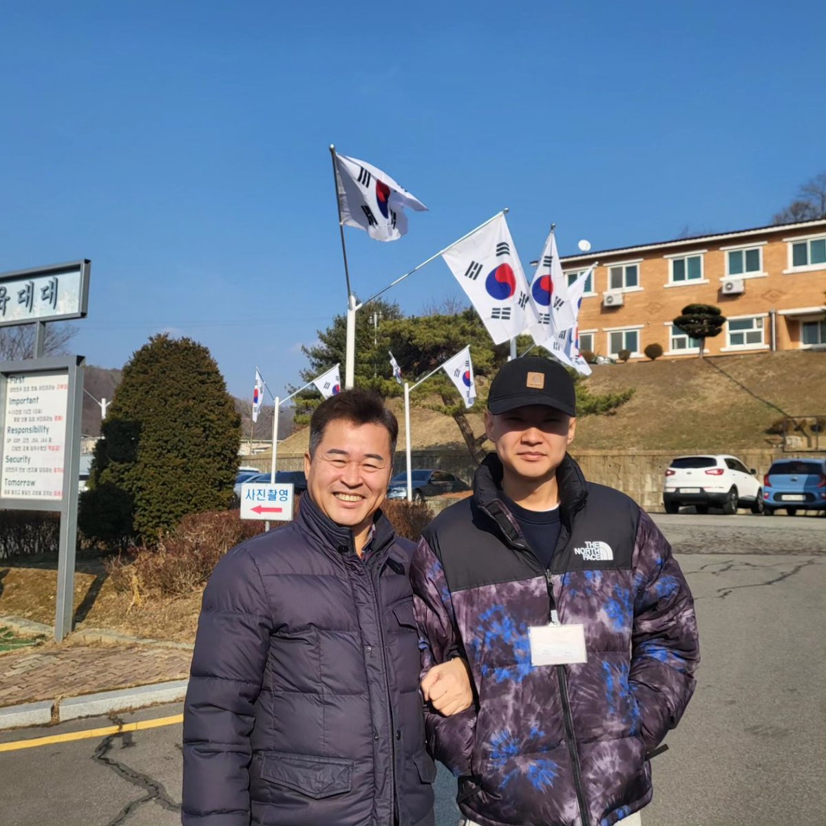 injae68's tweet photo. 오늘 막내 아들이 올해 마지막으로 1사단 신병교육대 입소했습니다.
5년전 큰아들이 입대할 때와는 조금 다른 감정이 드네요.
늘 어린아이 같았었는데 어느덧 군인아저씨가 되었네요.
아들아!
군대에서 너를 되돌아 볼 수 있는 의미 있는 시간 보내고 건강하고 늠름한 모습으로 다시 만나자! https://t.co/0zAaX8uYSH