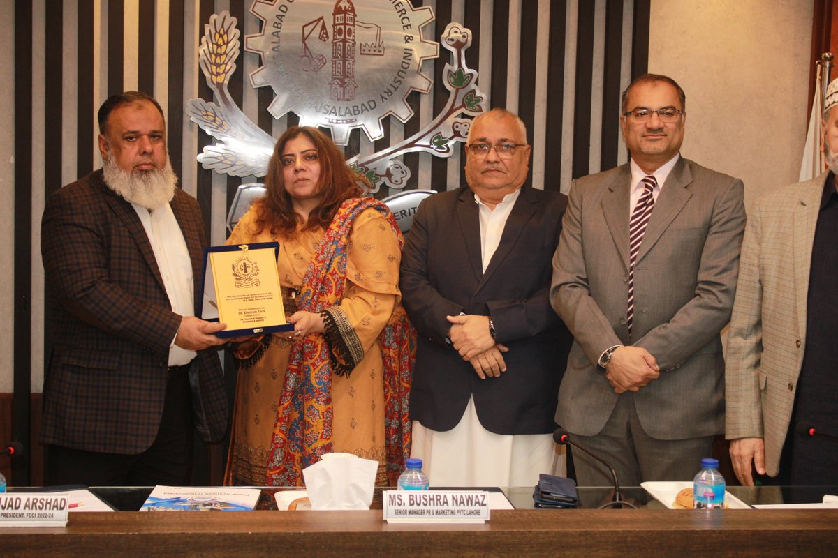 PVTC_Official's tweet photo. Along with other Members of the Executive Body of @FCCIOfficial, Mr. Muzammil Sultan as President District Board of Management #PVTC Faisalabad thanked the Chairs for their valuable time for the meeting. He also briefed presence of #VTIs in Faisalabad &amp; trades being offered. 
4/6 https://t.co/iiFBXbsgWU