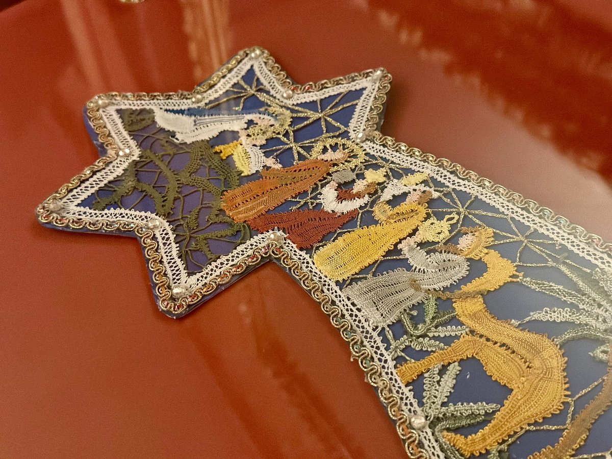 visitmuve_it's tweet photo. 💫Un itinerario speciale sulla natività costituito da 14 opere in 8 musei della Fondazione MUVE parte del progetto ADMIRABILE SIGNUM, organizzato e promosso dal @comunevenezia. 

🖼️All’interno dei Musei del Settecento veneziano, @CaRezzonico, @Casa_Goldoni e @MocenigoVenezia l’opera di Ippolito Scarsella “L’adorazione dei Magi, i volumi cartacei con la sacra rappresentazione de “Il pastore Gelindo ossia La nascita di Gesù Cristo e la strage degli innocenti” e i merletti! 

🎄Un’occasione in più per vivere e rileggere le collezioni MUVE in un percorso speciale dedicato alle feste! 

#NativitàVenezia