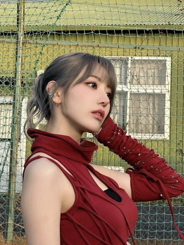 얼굴이 화려해서 그런지..
단독 빨간색이나 포인트 컬러만 빨간색이어도 
이목구비가 팍 살음