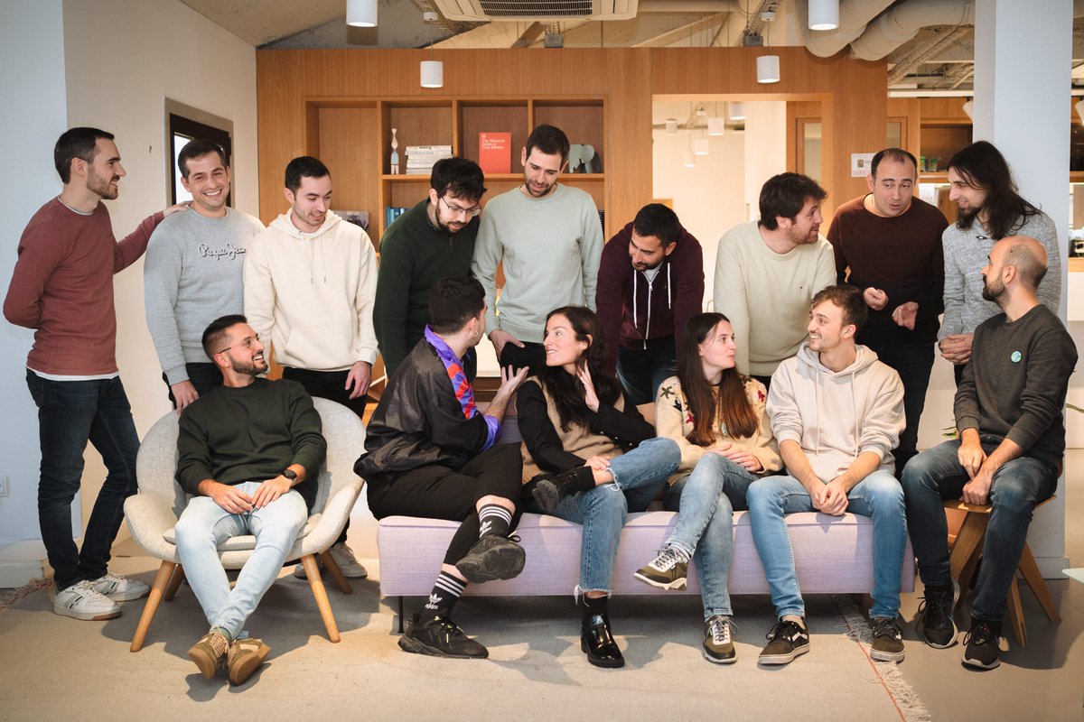 LibereTech's tweet image. Equipo, ¡actuad con naturalidad! 😂
La IA igual nos deja sin trabajo en la industria del SW, pero estos posados no sabrá reproducirlos en los próximos cien años 😍.