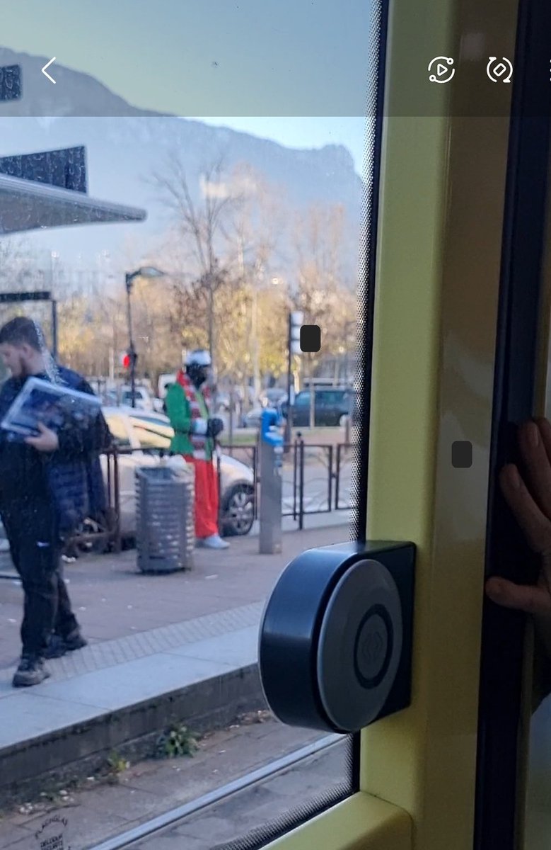 magslide's tweet photo. @Nelsonofanarchy @cpasdeslol_X C'est le cas à l'arrêt de tram en face https://t.co/qPbItomDJr