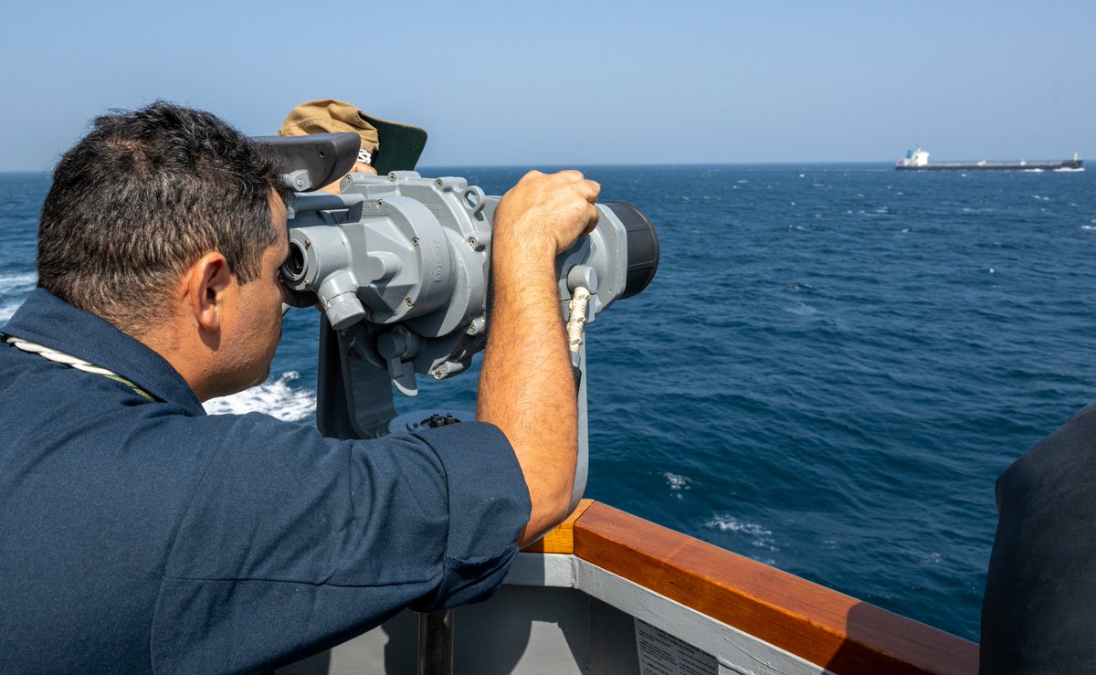 In support of Operation Prosperity Guardian, a Sailor aboard the Arleigh Burke-class guided-missile destroyer 🇺🇸 USS Mason (DDG 87) uses high-powered binoculars to keep an eye on shipping in the Red Sea. Led by Combined Task Force 153 of the Combined Maritime Forces, Operation…