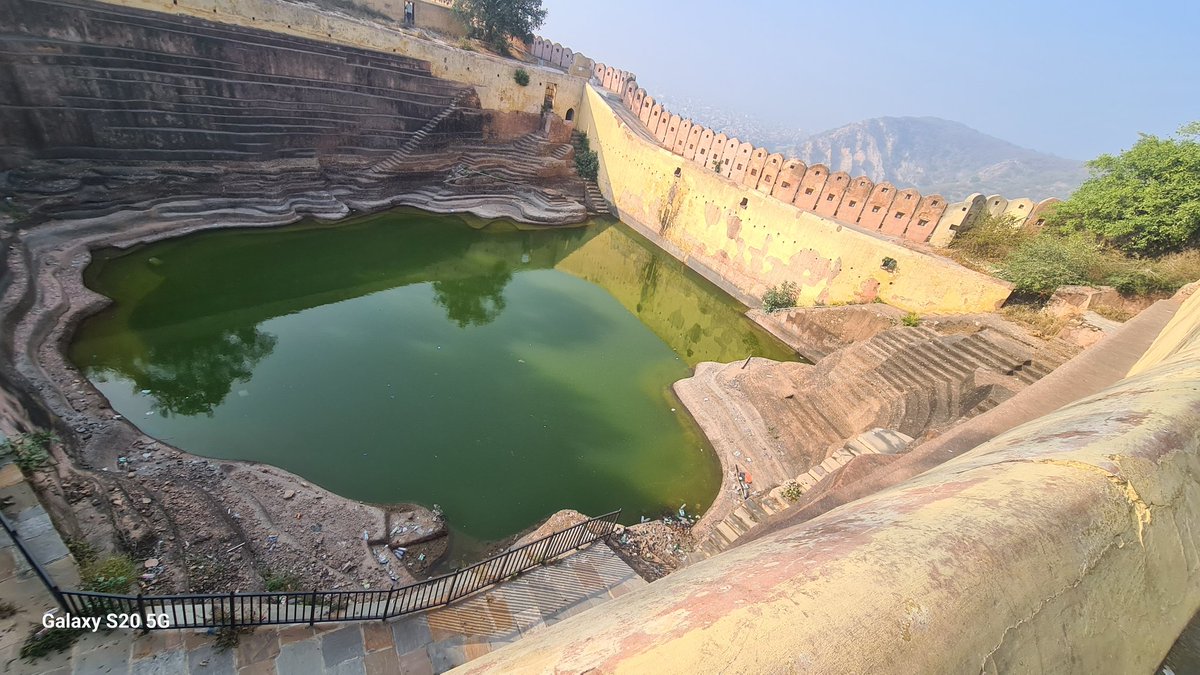vichaarvibes's tweet photo. Part 1 : This is the famous stepwell at #nahargarhfort, #JaipurSightseeing. A close look, and you will be reminded of the song  #khalbali from #rangdebasanti. https://t.co/DZZDd7W2Hs