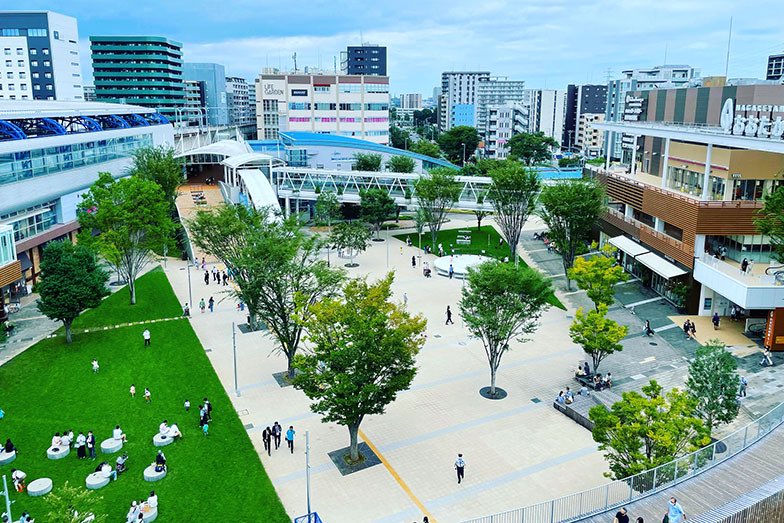 Ptaro_chan's tweet image. 少子高齢化と人口減少で財政が3年連続赤字。まさに火の車だった流山市の市長になる
　↓
税収UPのため人口を増やすことに専念
　↓
全国自治体で初の「マーケティング課」を設置
　↓
子育て世代にターゲットを絞る
　↓
職員から猛反発 ”全ての年代に公平にサービスを届けるのが行政の役目”
　↓
　↓…