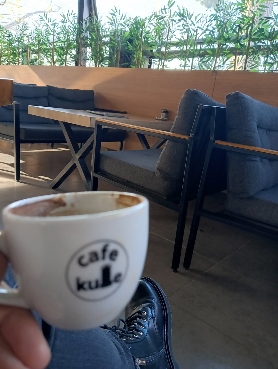 İnsanın en iyi arkadaşı kendisidir. Bende arkadaşıma kahve ısmarladım bugün.