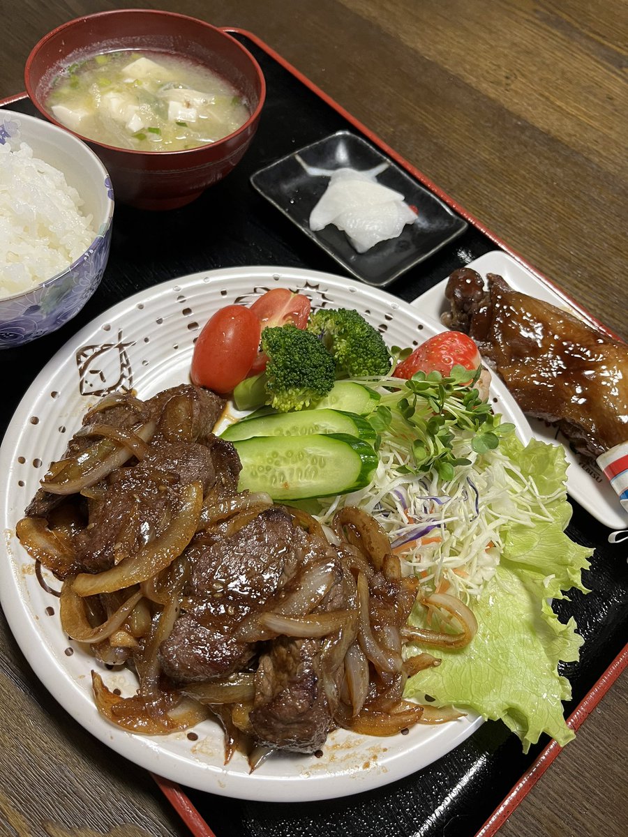 こんばんは🤗
いよいよ新年に向けてカウントダウンですね😂
うちは仕事終わらないな🤣🤣

さて、今夜はチビ達も居ないから婆〜様と2人🤗
自分は残り物掃除😂💦
画像は奥様に捧げる晩御飯🤗🤣🤣
焼肉定食🤭
何故か後手焼き🤣