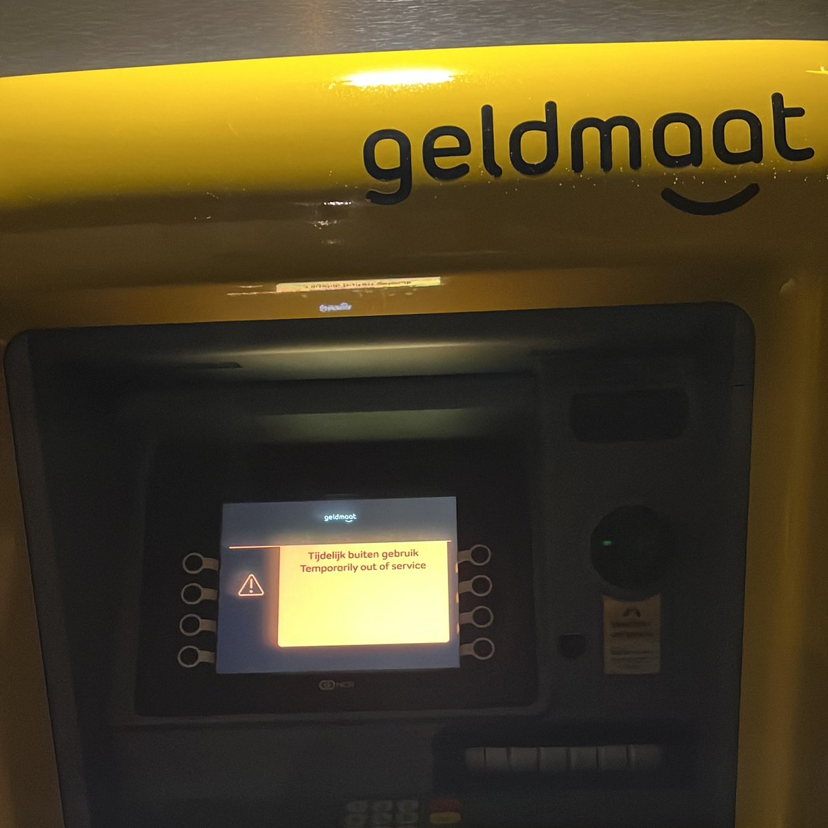 sebman133's tweet photo. @abflipse , @MadelonVos__  ik wilde geld pinnen. 8 pin automaten in 2 dagen, maar meer dan EUR 40,00 pinnen is niet gelukt. Dit was gisteravond. 
Als liquiditeit de belangrijkste waarde van geld is en liquiditeit van euro's inmiddels nihil is, wat is dan de waarde van de Euro? https://t.co/6URA5OExXA