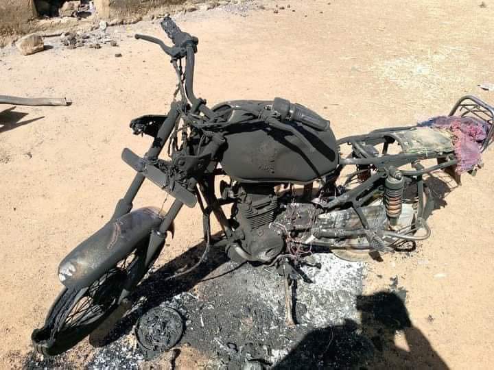 UmuodeZone's tweet photo. Over 70 people were killed  in a fresh attacks by Fulani gunmen on some communities of Bokkos and parts of Barkin-Ladi LGA of Plateau State
The attacks left dozens of people injured &amp; displaced #EndNigeriaNow #FreeMaziNnamdiKanu @UN @UNWatch @amnesty @hrw @KremlinRussia_E @USIP https://t.co/g7EbV2nprg