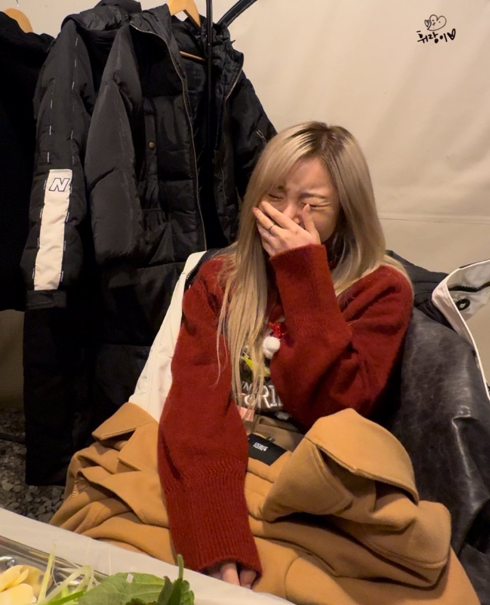 231226 바비큐 파티 

휜이가 춥다고 해서 우리는 언니에게 코트를 주었어 ㅋㅋㅋ

#휘인 #마마무 #WHEEIN #MAMAMOO