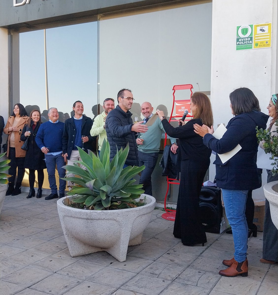 GMTechnologyEs's tweet photo. El pasado fin de semana compartimos momentos inolvidables durante nuestras comidas de Navidad en nuestras delegaciones de Sevilla y Madrid🎄✨  Pero destacamos un momento muy especial, donde pudimos honrar a aquellos compañeros que han dedicado más de 20 años a la empresa🚀💚 https://t.co/XqZ9eaZ79n