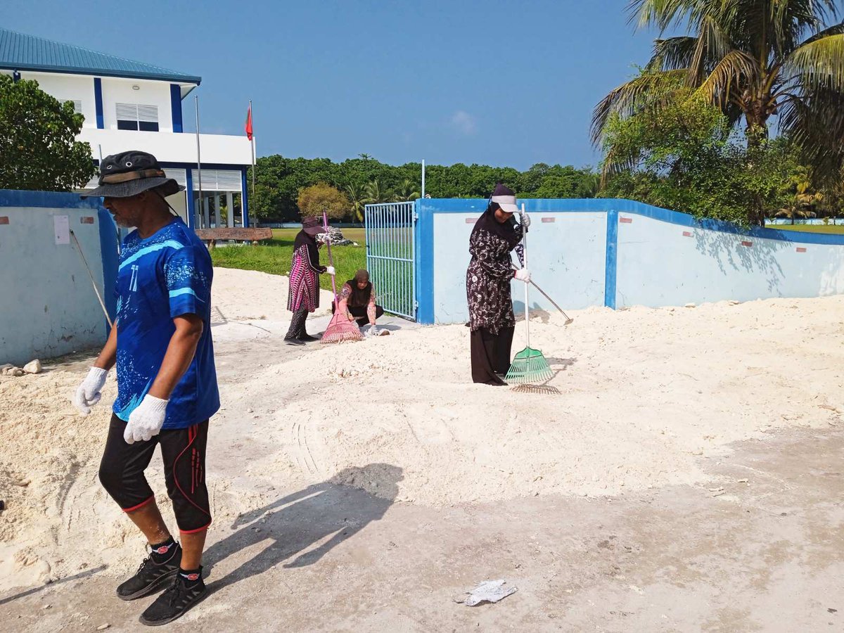 siskelaa's tweet photo. ސްކޫލްގެ ޕީ.ޓީ.އޭ ، ބެލެނިވެރިން އަދި ސްޓާފުން ގުޅިގެން ކުރިއަށް ގެންދެވުނު ސްކޫލްގެ ގޭޓްތަކުގެ ކުރިމައްޗަށް ވެލިލުމުގެ މަސަަައްކަތް.މިމަަަަސައްކަތުގައި ބައިވެރިވެލެއްވި އެންމެހާ ފަރާތްތަކަށް ވަރަށް އިހްލާަސްތެރިކަމާއެކު ޝުކުރު ދަންނަވަން.. https://t.co/egy4neCWMe