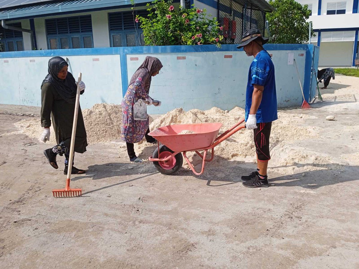siskelaa's tweet photo. ސްކޫލްގެ ޕީ.ޓީ.އޭ ، ބެލެނިވެރިން އަދި ސްޓާފުން ގުޅިގެން ކުރިއަށް ގެންދެވުނު ސްކޫލްގެ ގޭޓްތަކުގެ ކުރިމައްޗަށް ވެލިލުމުގެ މަސަަައްކަތް.މިމަަަަސައްކަތުގައި ބައިވެރިވެލެއްވި އެންމެހާ ފަރާތްތަކަށް ވަރަށް އިހްލާަސްތެރިކަމާއެކު ޝުކުރު ދަންނަވަން.. https://t.co/egy4neCWMe