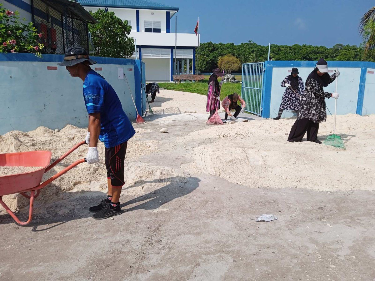 siskelaa's tweet photo. ސްކޫލްގެ ޕީ.ޓީ.އޭ ، ބެލެނިވެރިން އަދި ސްޓާފުން ގުޅިގެން ކުރިއަށް ގެންދެވުނު ސްކޫލްގެ ގޭޓްތަކުގެ ކުރިމައްޗަށް ވެލިލުމުގެ މަސަަައްކަތް.މިމަަަަސައްކަތުގައި ބައިވެރިވެލެއްވި އެންމެހާ ފަރާތްތަކަށް ވަރަށް އިހްލާަސްތެރިކަމާއެކު ޝުކުރު ދަންނަވަން.. https://t.co/egy4neCWMe