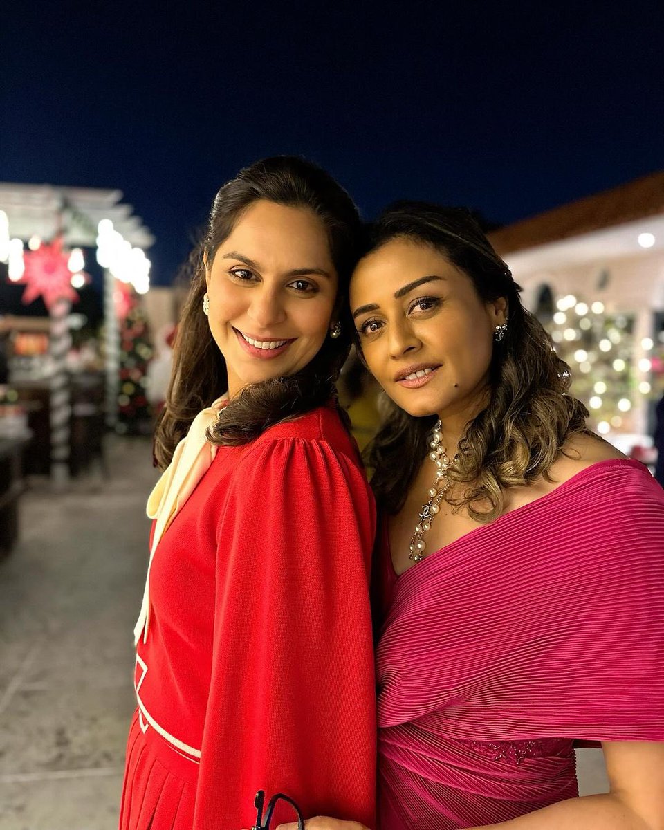 rajeshreddyega's tweet photo. #Upasana & #NamrataShirodkar adorable click with natural heartfelt smiles celebrating Christmas 🎅🥰
#GunturKaaram #GameChan
#HappyChristmas2023 #Christmas https://t.co/lwgSbhXVFA