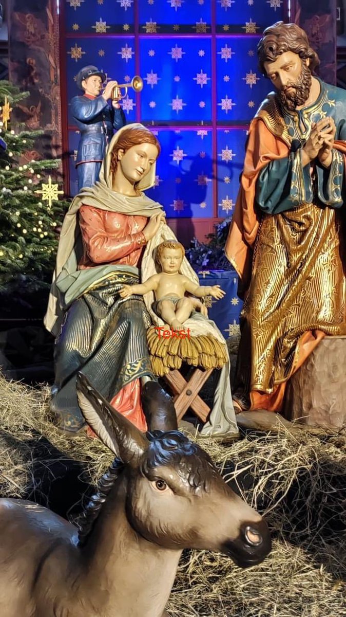 'Do szopy, hej pasterze, 
Do szopy, bo tam cud, 
Syn Boży w żłobie leży, 
By zbawić ludzki ród.
Śpiewajcie Aniołowie, 
Pasterze grajcie Mu. 
Kłaniajcie się królowie, 
Nie budźcie Go ze snu'.
#BozeNarodzenie #szopka