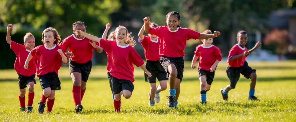 POR QUÉ LOS NIÑOS NO DEBEN ESPECIALIZARSE EN UN SOLO DEPORTE EN EDAD ESCOLAR. 
Disfrutar del ejercicio hasta los 14 o 15 años, donde el juego y la motivación predominen, hasta que puedan  elegir la que se sientan más competentes (Gómez Ruano &amp; Lago Peñas) elpais.com/salud-y-bienes…