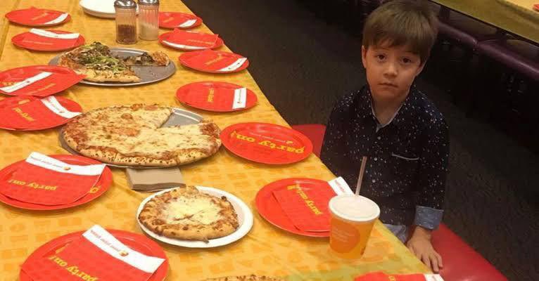 bu sene de bu çocuk gibi olmadık çok şükür eş dost sevenlerimizin hepsi kutladı doğum günümü suphanallah vira bismillah 🇹🇷🕋🥳🙏🏻🙏🏻