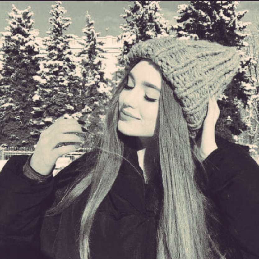 ليس  كل  من  دق  على  قلوبنااا...
فتحنا له....
وليس كل من طلب الخروج منه.....
سمحنا له.....
فقلوبنااا  كنوز   لا  ينالهااا   سوى  من  يستحقهاااا
ولا  يخرج  منهااا  الا  من  لا  يدرك   قيمتهاااا.

╮══,,,,❀❀,,,,══╭