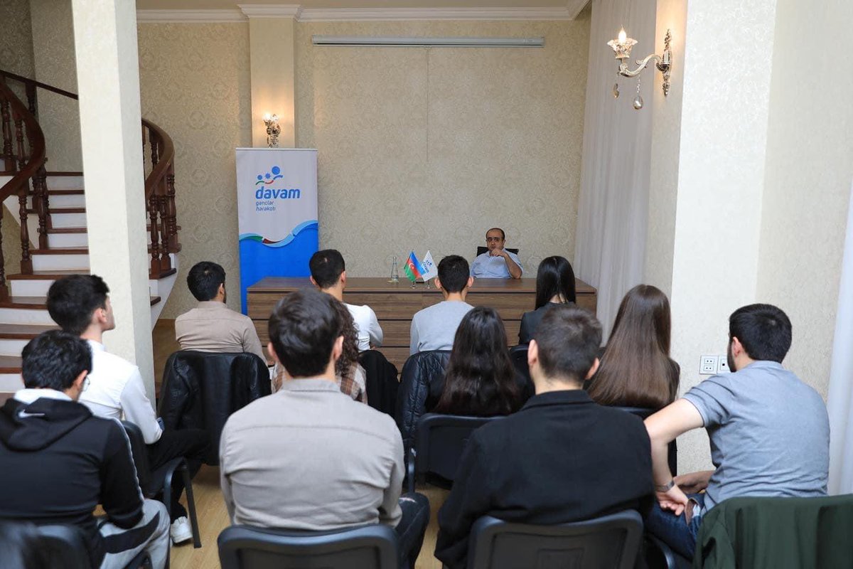 “Davam” Diplomatiya Klubunun təşəbbüsü ilə “Diplomatiya sənəti” adlı layihə çərçivəsində Cənubi Qafqaz Tədqiqatlar Mərkəzinin direktor müavini Fuad Çıraqovun təqdimatında “Beynəlxalq münasibətlərdə gənclər: Siyasi analiz” mövzusunda görüş baş tutub.

#davam2023