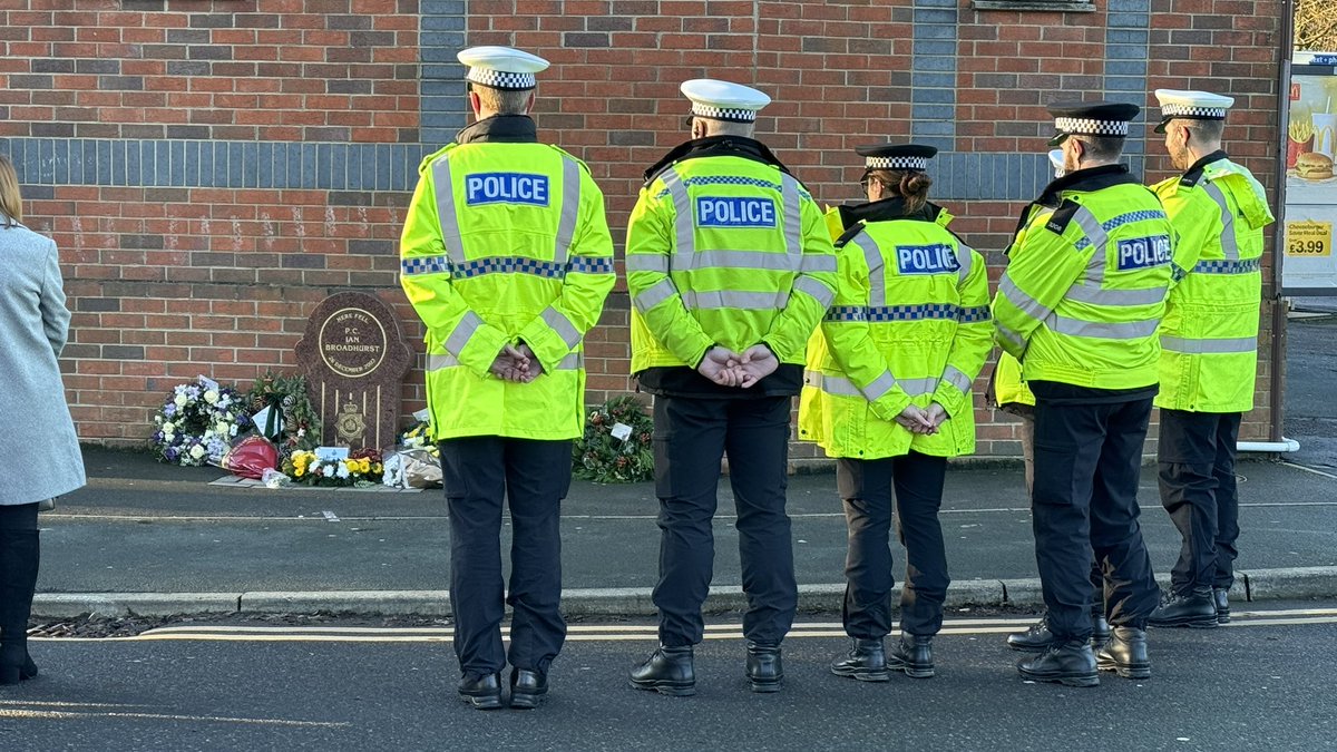 A service has taken place at the scene where PC Ian Broadhurst was murdered on this day in 2003. Wreaths were laid by family, friends, former colleagues and also on behalf of @WestYorksPolice, @WYP_RPU and @WestYorksPolFed @Police_Memorial