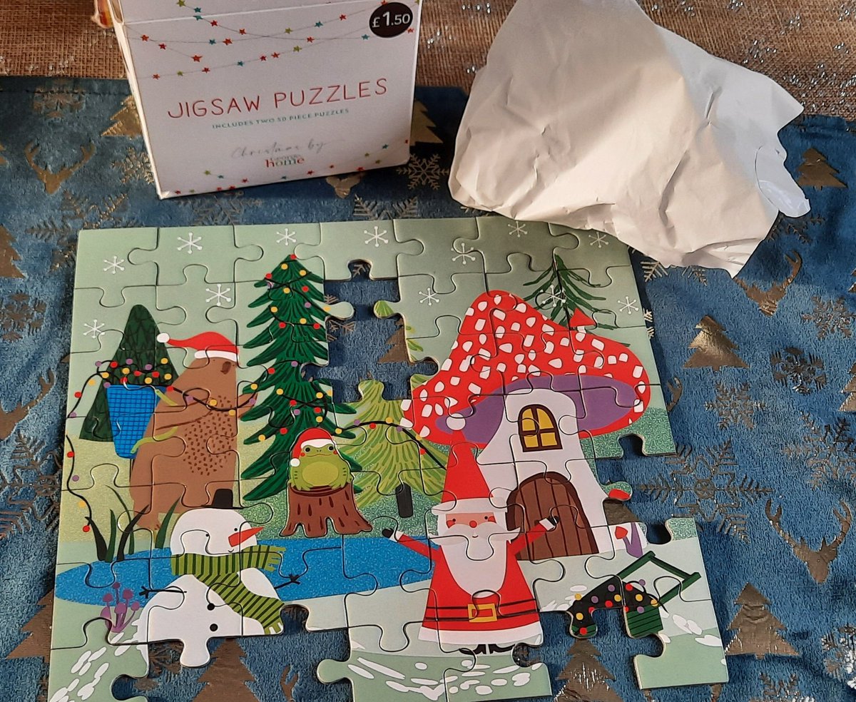 smartgirlloves's tweet photo. @AsdaServiceTeam there seems to be several pieces missing from my stocking filler!!😒🫣 One piece maybe, but 6? https://t.co/8pL0OE9Xt5