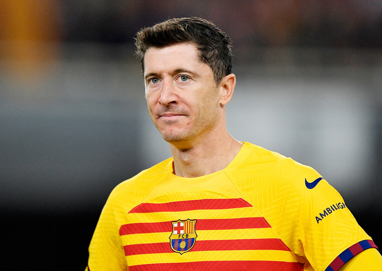 onzoidmbongda's tweet photo. Mất phong độ, Lewandowski bị Barca lật kèo
Lãnh đạo Barcelona đang cố gắng ngăn đà tăng lương của Lewandowski trong năm thứ 3 hợp đồng, khi mà tiền đạo Ba Lan sa sút phong độ.
Robert Lewandowski ký hợp đồng 3 năm với Barcelona hồi hè 2022, với tùy chọn gia hạn thêm 12 tháng.

Do cuộc khủng hoảng tài chính của CLB những năm gần đây nên hợp đồng Lewy được ký kết với mốc tiền lương tăng theo hàng năm.
#KiemtienX #CHEO #FIFA23 #bongda #tuongtac