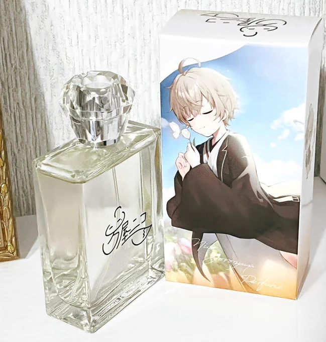 万屋ニコさんプロデュースの香水いただきましたー!!パケかわいい付けたての甘い香りも、時間がたってからの上品な香りもどっちも良かった!特に冬とか春にぴったりな香りだとおもいました是非チェックしてみてください!#PR 