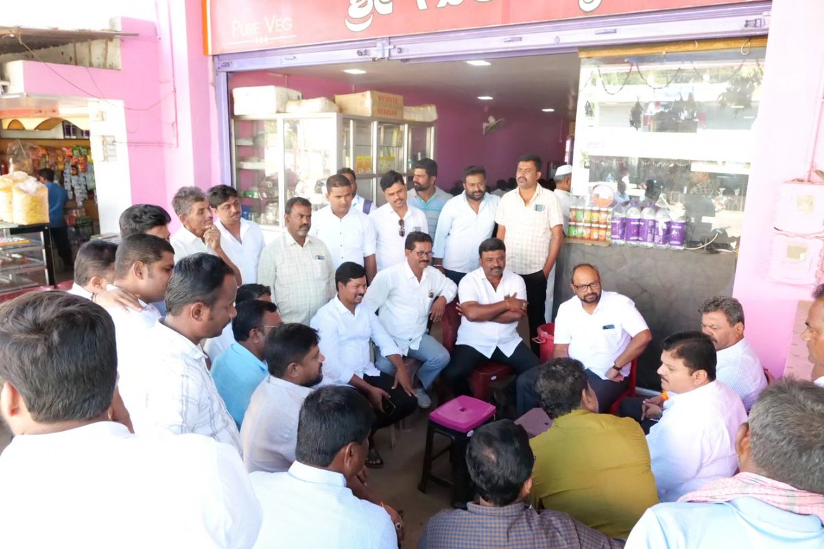 MPRBJP's tweet photo. ಹೊನ್ನಾಳಿ ನಗರದ ಗುರುಕೃಪ ಹೋಟೆಲ್ ನಲ್ಲಿ ಮಾಡಾಳ್ ಮಲ್ಲಿಕಾರ್ಜುನ್, ಡಾ|| ರವಿಕುಮಾರ್ ಹಾಗೂ ಪಕ್ಷದ ತಾಲ್ಲೂಕು ಅಧ್ಯಕ್ಷರು ಮುಖಂಡರು  ಕಾರ್ಯಕರ್ತರೊಂದಿಗೆ ಛಹ ಸೇವಿಸಿದ ಸಂದರ್ಭ.

#BJPKarnataka #BJP4Karnataka #BJPIND #BJP4IND #Honnali #davanage https://t.co/rjLBUCvo9u