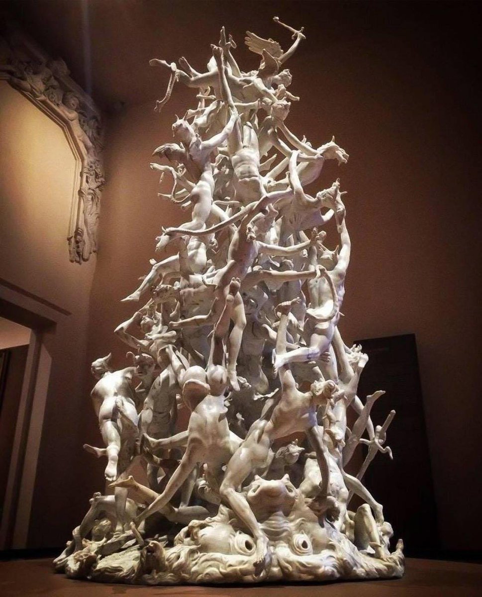 A Queda dos Anjos Rebeldes, esculpida em uma única peça de mármore em 1740 pelo escultor italiano Agostino Fasolato, retratando 60 anjos caídos.