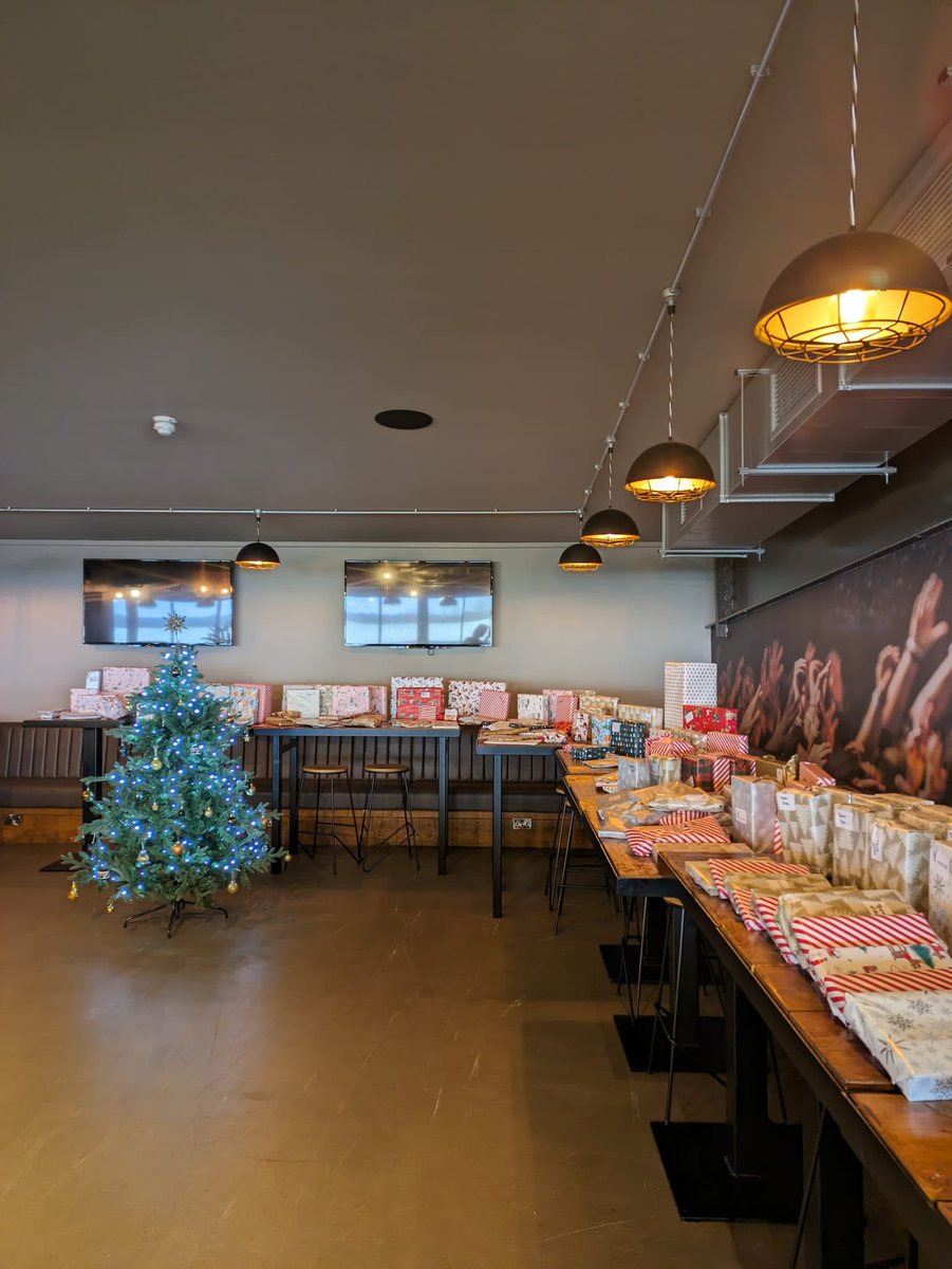 🍽️ A big thank you to all of our volunteers yesterday who helped with our Christmas Lunch at Vale Park yesterday! We were joined by over 1️⃣0️⃣0️⃣ people from the community! We worked with @StaffsFire, @advocate_Patsy and Lorraine Thompson for an amazing Christmas day 🎄 #PVFC |