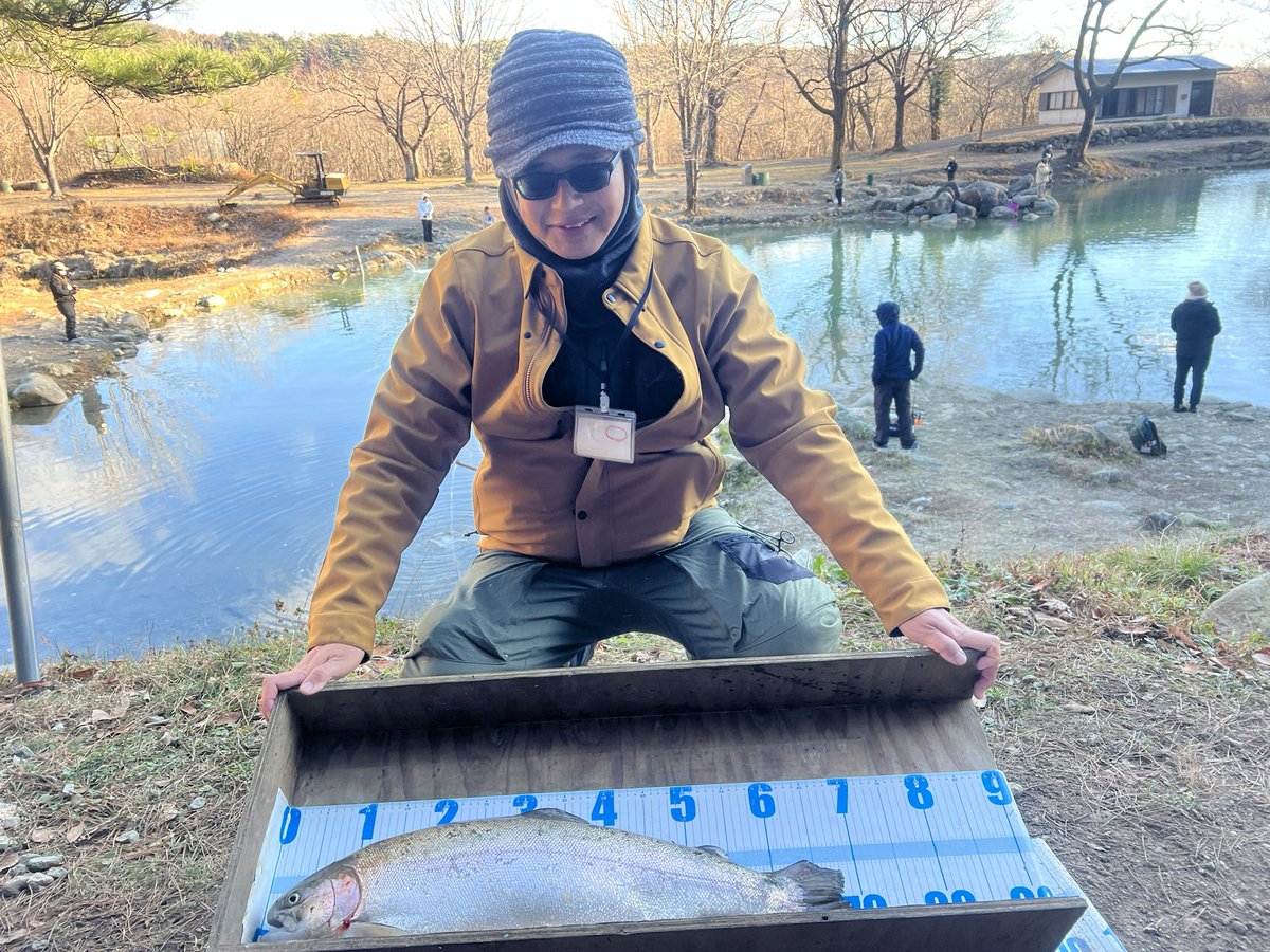 蛇尾川フィッシングパーク今日もナイスサイズ出てました🤗初挑戦の７歳の孫もジャガー４匹大型バラシ２回😅　奥さんもナイスサイズな🌈君とジャガーも釣れて🎣2人とも一日中楽しめた様です👍　まだまだ年末チャンス続いてます🎣　皆様楽しんで下さい👍
