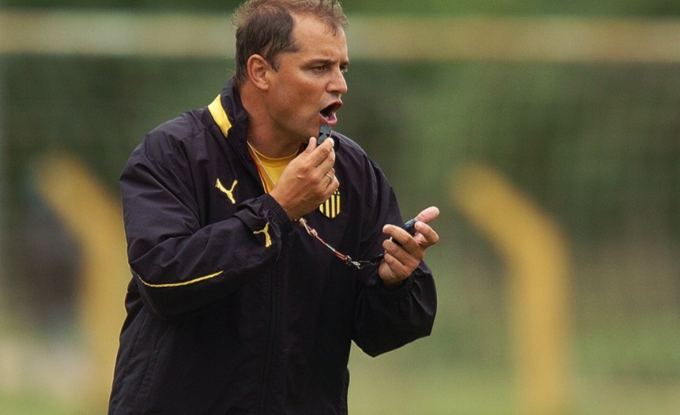 🚨🌗 |  Peñarol establecerá multas a sus jugadores por:

➡️ Sobrepeso
➡️ Indisciplina
➡️ Atención de salud fuera de sanidad del club
➡️ Salidas nocturnas
➡️ Presencias en casinos

ℹ️ <a href="/SebasGiovanelli/">Sebas Giovanelli</a>