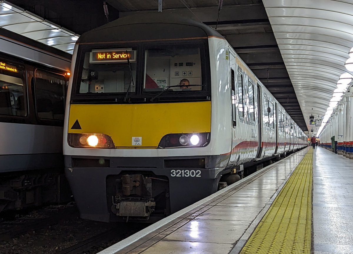 DownOnTheStour's tweet image. 2023 In Review: Feburary 2⃣

This saw me rush from Wales to London to grab a 321 into Liverpool St one last time, 91s off to Newport, 50s on Queensville &amp;amp; the SR push-pull debut 🏴󠁧󠁢󠁳󠁣󠁴󠁿

#DOTSyearinreview23 #Class321 #Class91 #hoovers #ScotrailPushPull #LSL #tractor